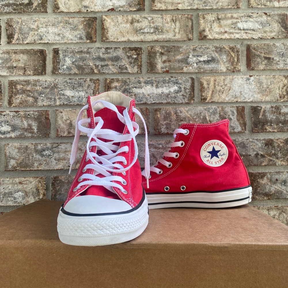 Converse Chuck Taylor High Sneakers in Red